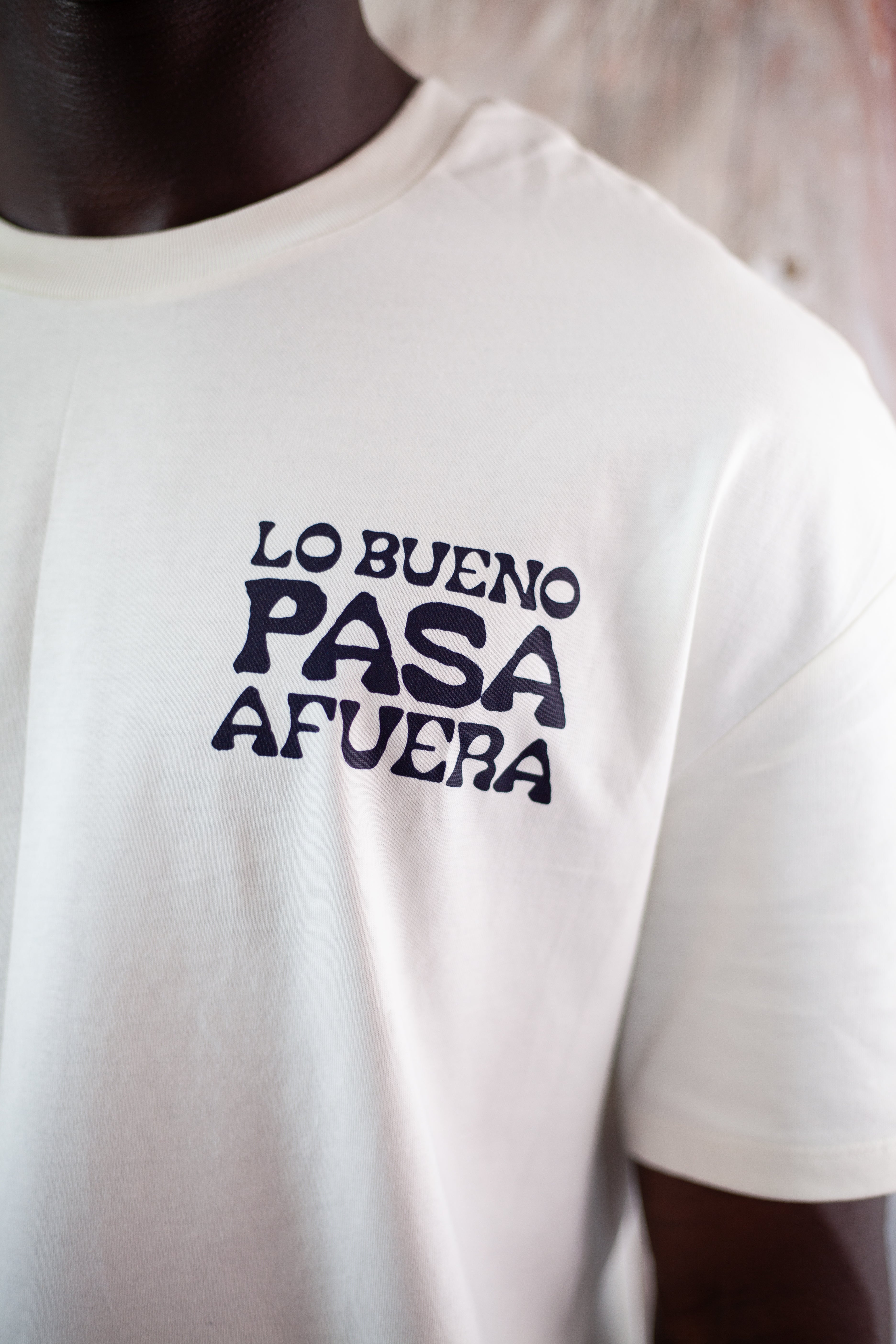 LO BUENO PASA AFUERA T-SHIRT OFF WHITE