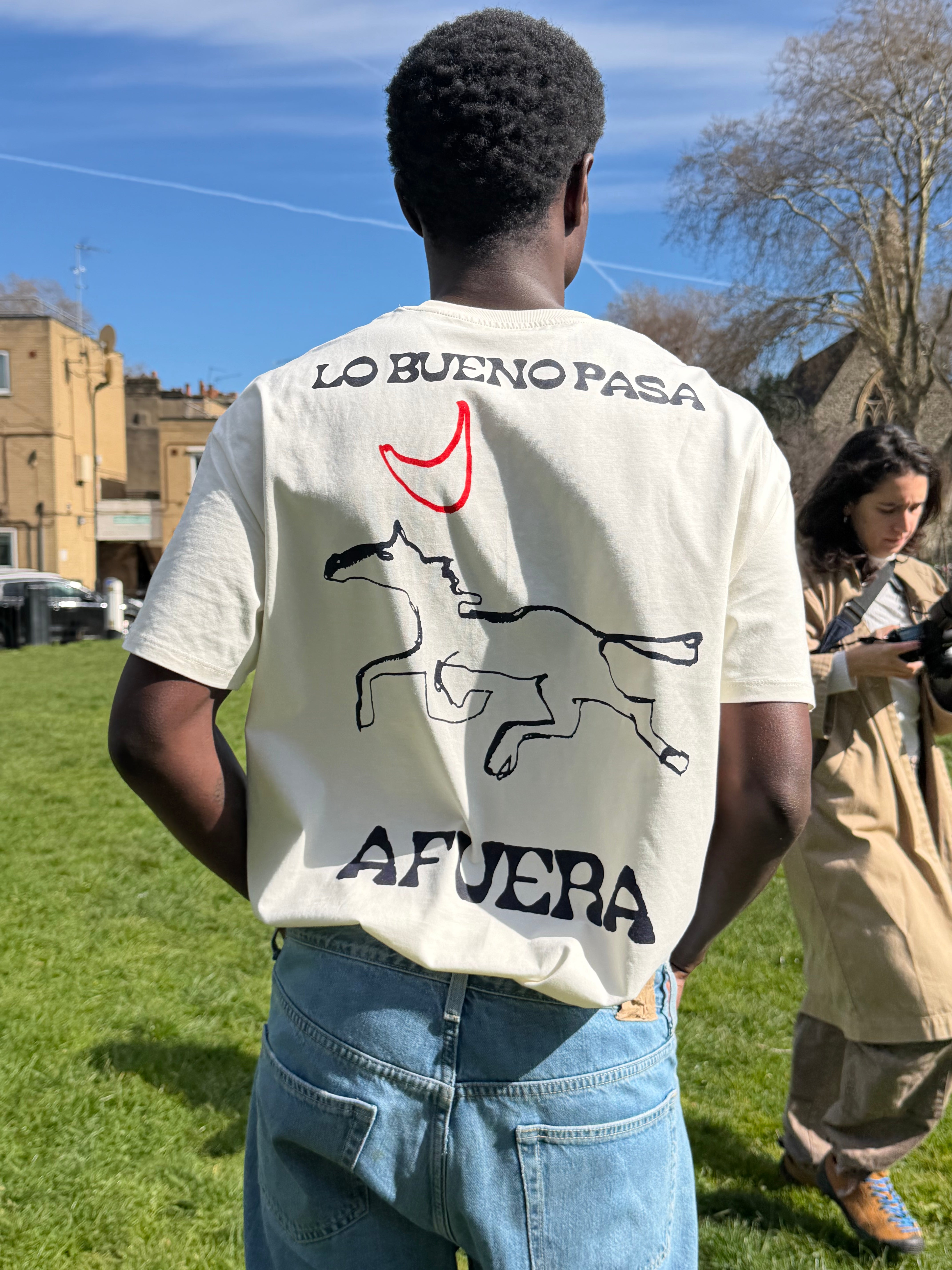 LO BUENO PASA AFUERA T-SHIRT OFF WHITE