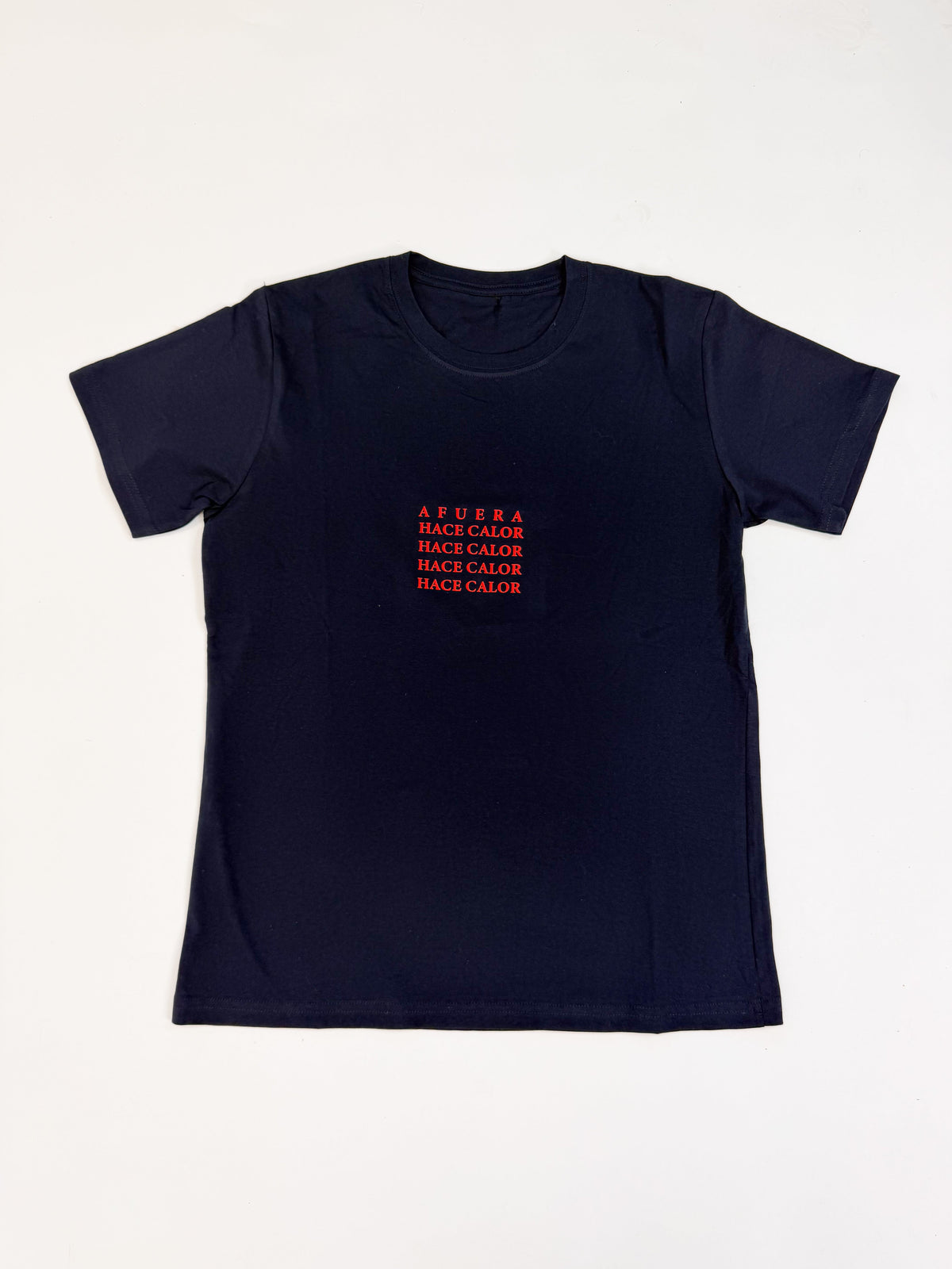 Navy Afuera Hace Calor oversized cotton t-shirt with red typography text